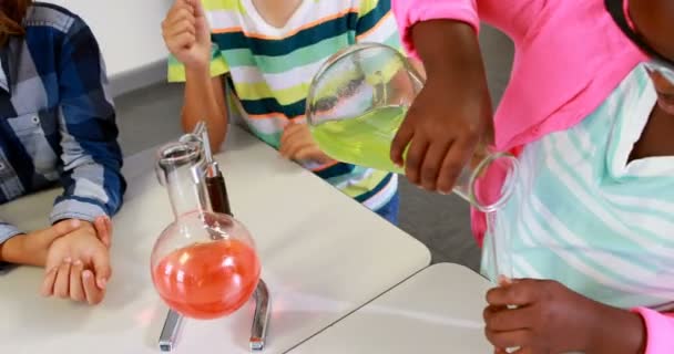 Profesor que ayuda a los niños en experimentos químicos — Vídeo de stock