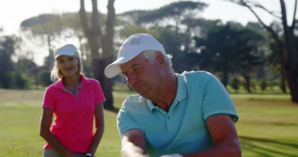 Twee golfers, golfen samen — Stockvideo