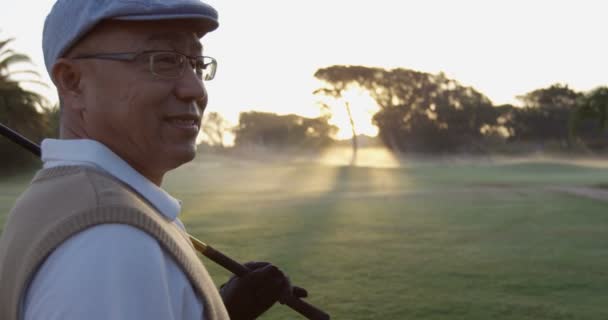 Golfista carregando taco de golfe sobre ombro — Vídeo de Stock