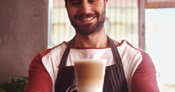 Ober holding glas koude koffie in het café — Stockvideo