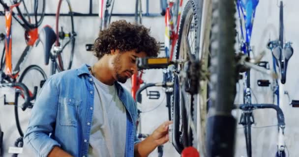 Mécanicien réparer vélo dans l'atelier — Video