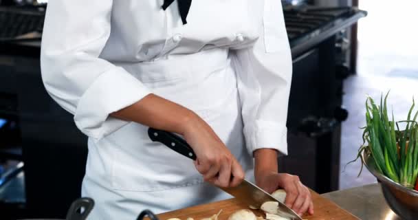 Chef cortando cebolas na cozinha — Vídeo de Stock