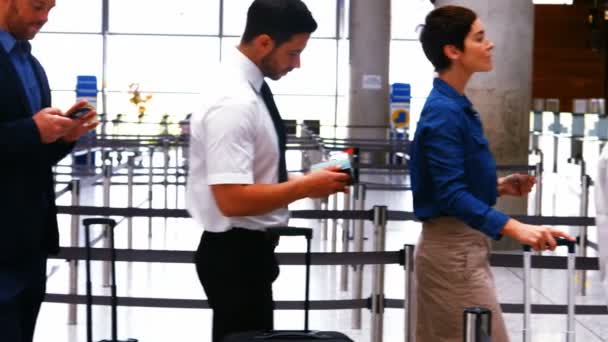 Cercanías en cola para el check-in — Vídeo de stock