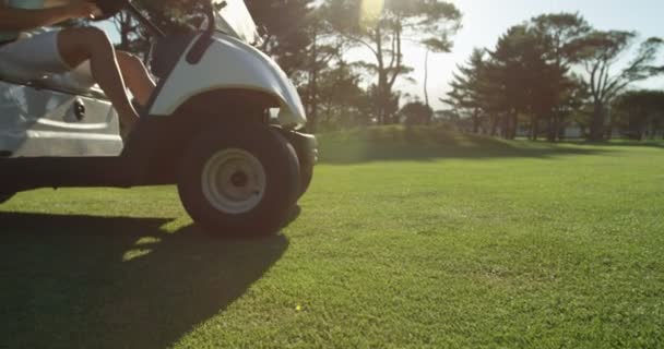 Golfista jízdy v jeho golfového kočárku — Stock video