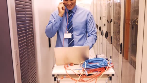 Técnico hablando en los auriculares — Vídeo de stock