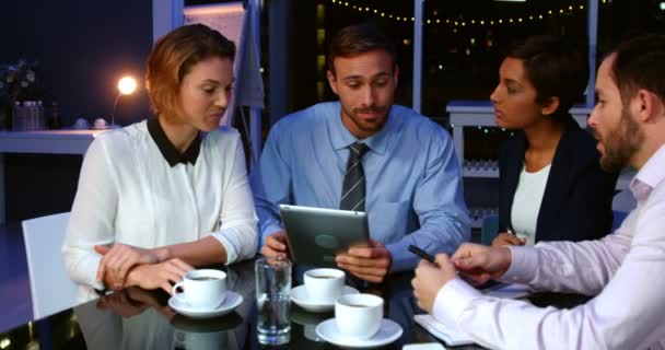 Gente de negocios discutiendo sobre tableta digital — Vídeo de stock