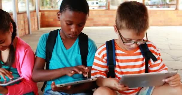 学校的孩子们使用数字的平板电脑和笔记本电脑 — 图库视频影像