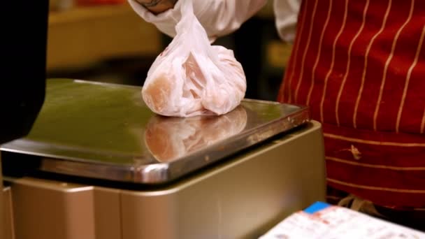 Personnel masculin pondération des aliments sur l'échelle de poids — Video