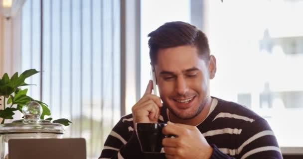 Kahve yaparken telefonla konuşan adam — Stok video