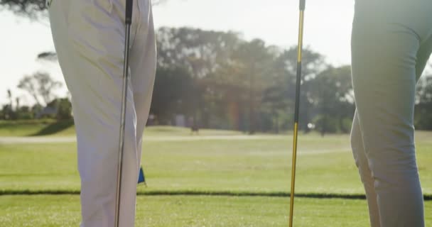 Çak bir beşlik veren iki mutlu golfçüler — Stok video