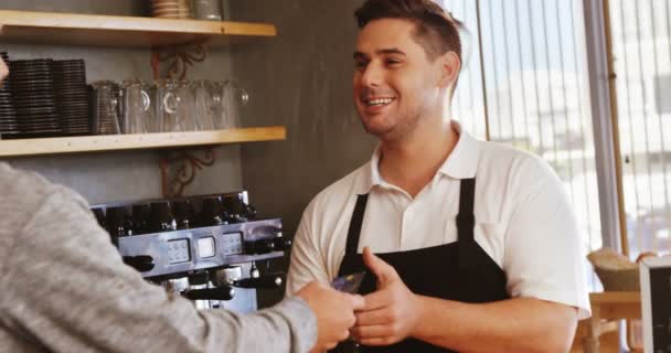面包给客户在柜台的服务员 — 图库视频影像