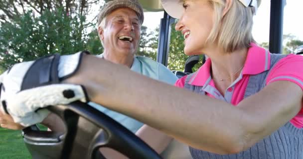 Dos golfistas manejando en su buggy de golf — Vídeo de stock