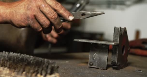 Soldador trabalhando em um pedaço de metal — Vídeo de Stock