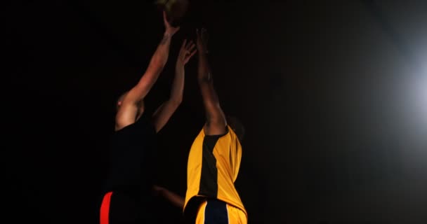 Deportistas jugando al baloncesto — Vídeos de Stock