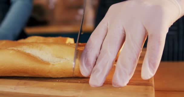 Waiter cutting loaf of bread — Stock Video