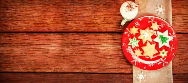 Comida doce e cappuccino na mesa de madeira — Fotografia de Stock