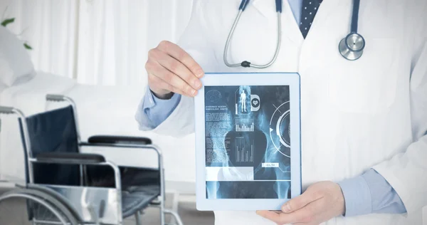 Médecin montrant une tablette numérique — Photo