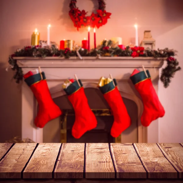 Kamin dekorieren mit Weihnachtsdekor — Stockfoto