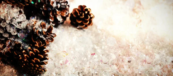 Decorazione con cono di pino su neve finta — Foto Stock