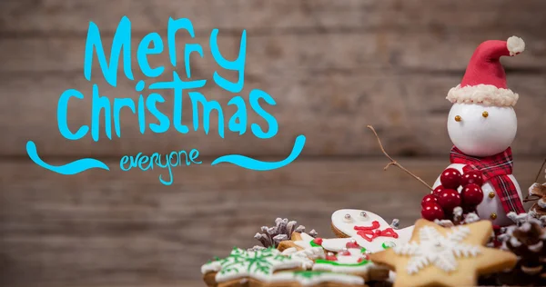 Boneco de neve com vários biscoitos de Natal e decoração — Fotografia de Stock