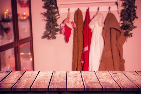 Ropa de invierno colgando de gancho percha en la pared — Foto de Stock