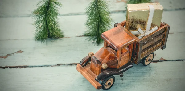 Noel hediyesi taşıyan oyuncak tempo — Stok fotoğraf