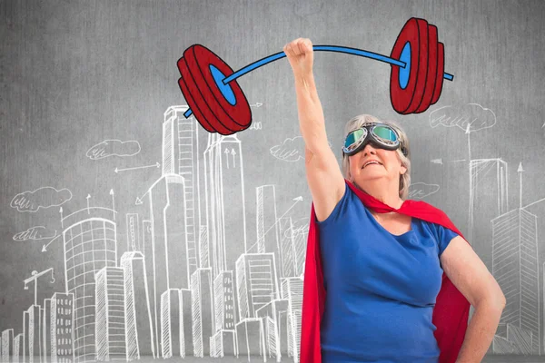 Starší žena v převleku superhrdiny s ruku má zdviženou — Stock fotografie
