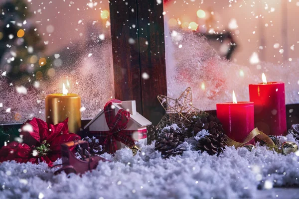 Decoraciones navideñas sobre nieve falsa — Foto de Stock
