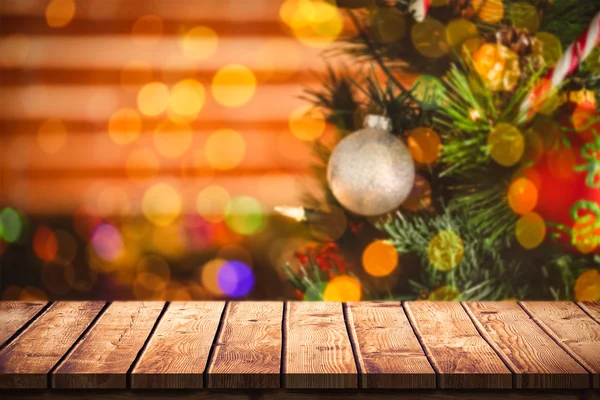 Decorazioni colorate bauble sull'albero di Natale — Foto Stock