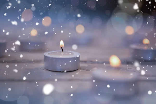 Velas queimando na prancha de madeira — Fotografia de Stock