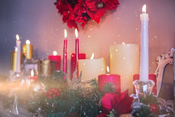 Kaarsen en kerstversiering — Stockfoto