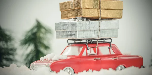 Voiture jouet portant cadeau de Noël — Photo