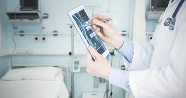 Doktor bir dijital tablet üzerinde kaydırma — Stok fotoğraf