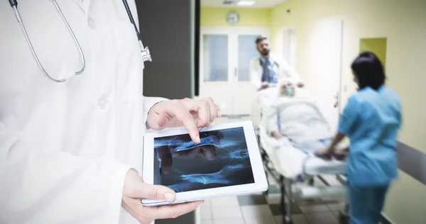 Doctor looking at xray on tablet — Stock Photo, Image