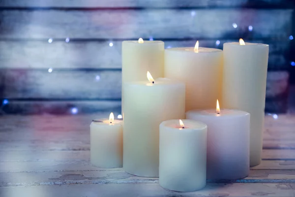 Kerzen brennen auf Holzplanke — Stockfoto