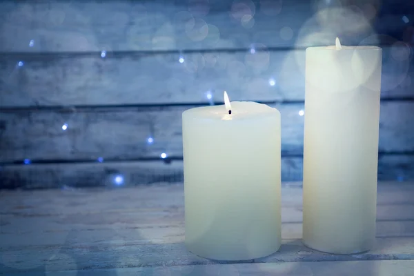 Velas ardiendo en tablón de madera — Foto de Stock