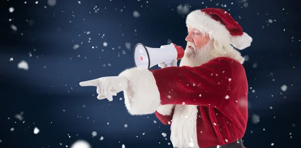 Papai Noel aponta para algo e usa um megafone — Fotografia de Stock
