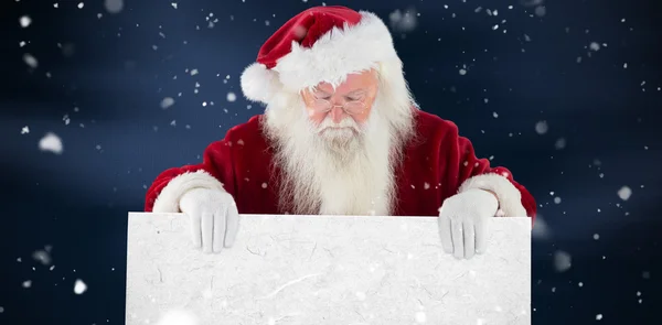Babbo Natale tiene un cartello e guarda giù — Foto Stock