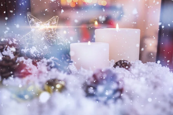 Decorațiuni de Crăciun pe zăpadă falsă — Fotografie, imagine de stoc