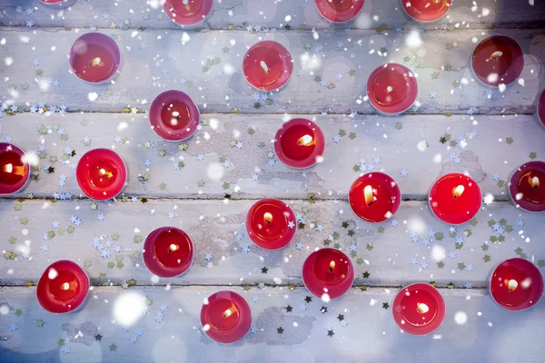 Velas queimando na prancha de madeira — Fotografia de Stock