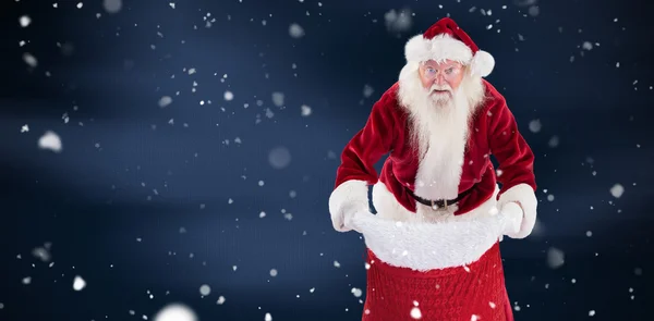 Weihnachtsmann öffnet seine rote Tasche — Stockfoto