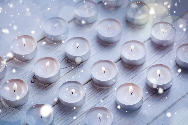 Kerzen brennen auf Holztisch — Stockfoto
