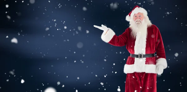 Santa pokazuje coś do kamery — Zdjęcie stockowe