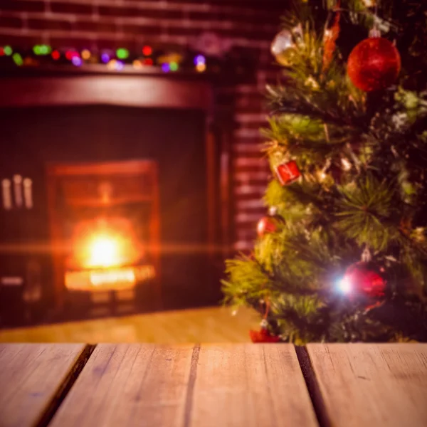 Geschenke in der Nähe eines Weihnachtsbaums verpackt — Stockfoto