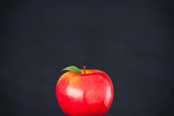 Červené jablko na černém pozadí — Stock fotografie