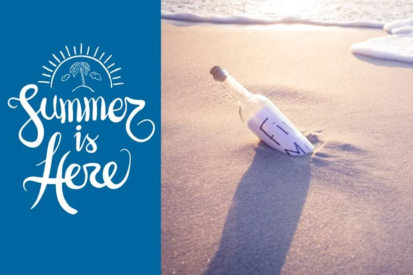 El verano está aquí y la botella en la arena — Foto de Stock