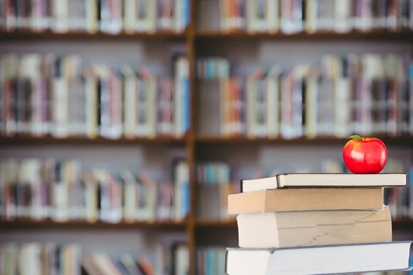 Montón de libros y manzana roja —  Fotos de Stock