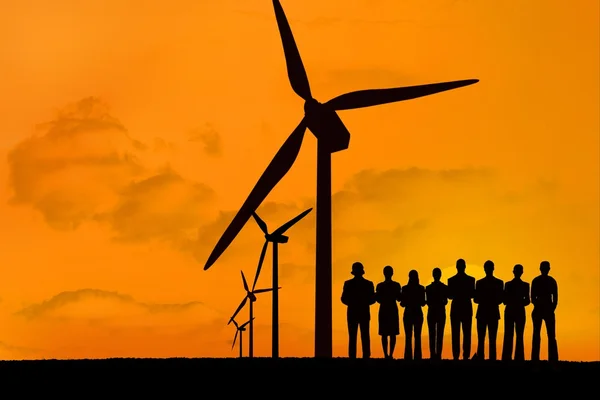 Silhouet van groep mensen met windmolens — Stockfoto