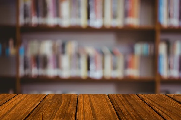 Mesa de madera con fondo de biblioteca — Foto de Stock