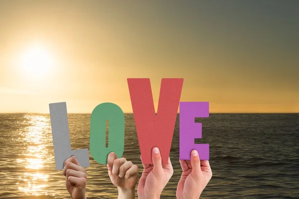 Ręce, trzymając listów miłość na morze — Zdjęcie stockowe